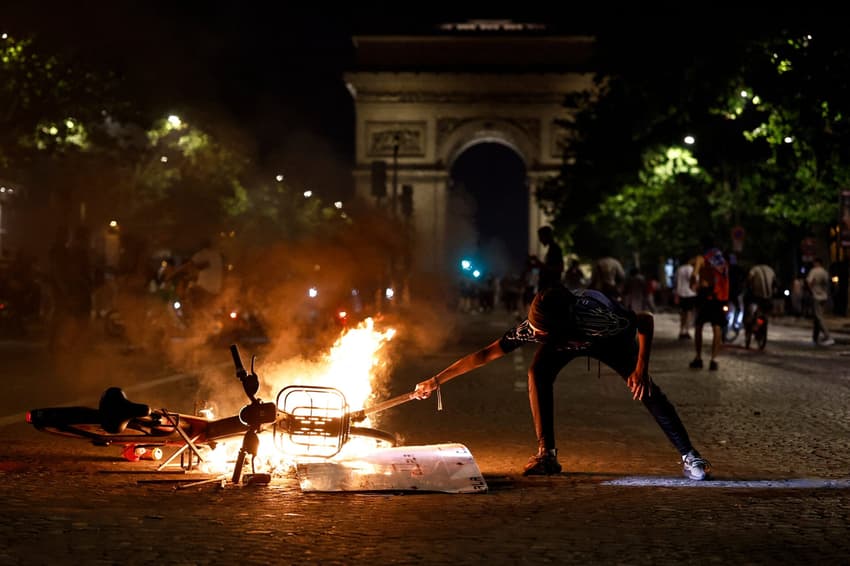 Bicicleta pega fogo na Avenue de la Grande Armée durante as comemorações da conquista da Champions League pelo PSG, em Paris (Foto: Kenzo Tribouillard / AFP)