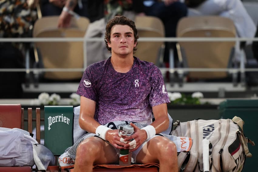 João Fonseca se recompõe em um dos intervalos do jogo contra Casper Ruud em Roland Garros (Foto: DIMITAR DILKOFF / AFP)