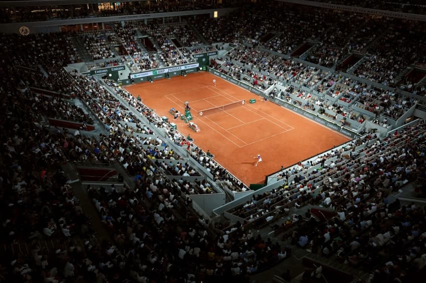 A quadra central de Roland Garros na vitória de João Fonseca sobre o norueguês Casper Ruud (Foto: Dimitar DILKOFF / AFP)