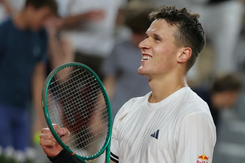 Jakub Mensik celebra a vitória sobre o russo Andrey Rublev em Roland Garros (Foto: Thomas SAMSON / AFP)