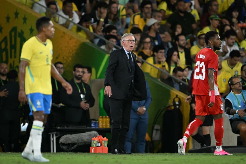 Carlo Ancelotti orientando a Seleção Brasileira (Foto: Mauro Pimental/AFP)