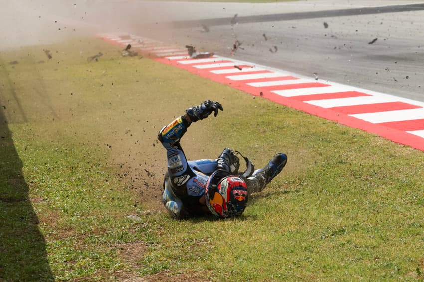 Álex Márquez logo após batida em GP da Catalunha (Foto: Daniel Ballarin / AFP)