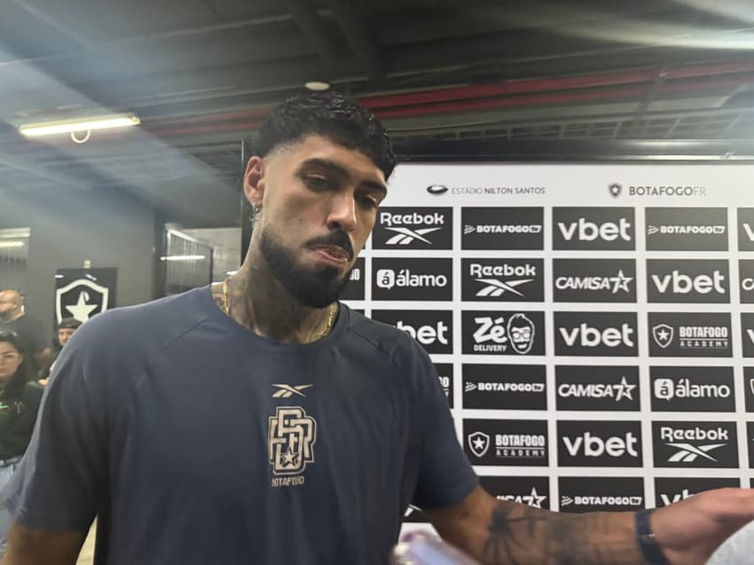 Alexander Barboza durante conversa com a imprensa em sua despedida do Botafogo (Foto: Fernanda Gondim/Lance!)