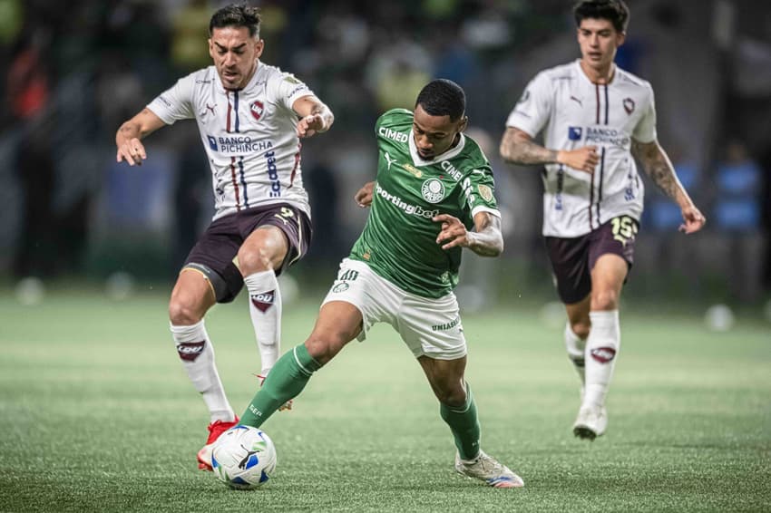 Allan, do Palmeiras, se livra de marcadores da LDU em jogo da semifinal da Libertadores de 2025 (Foto: Anderson Lira / Código 19 / Folhapress)