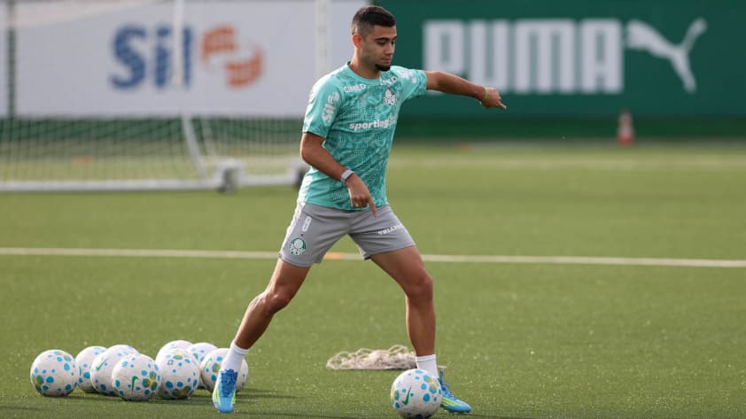 Andreas Pereira treina no Palmeiras