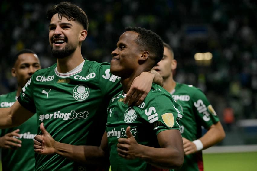 Arias comemora gol do Palmeiras ao lado de Flaco López contra o Junior Barranquilla (Foto: NELSON ALMEIDA / AFP)