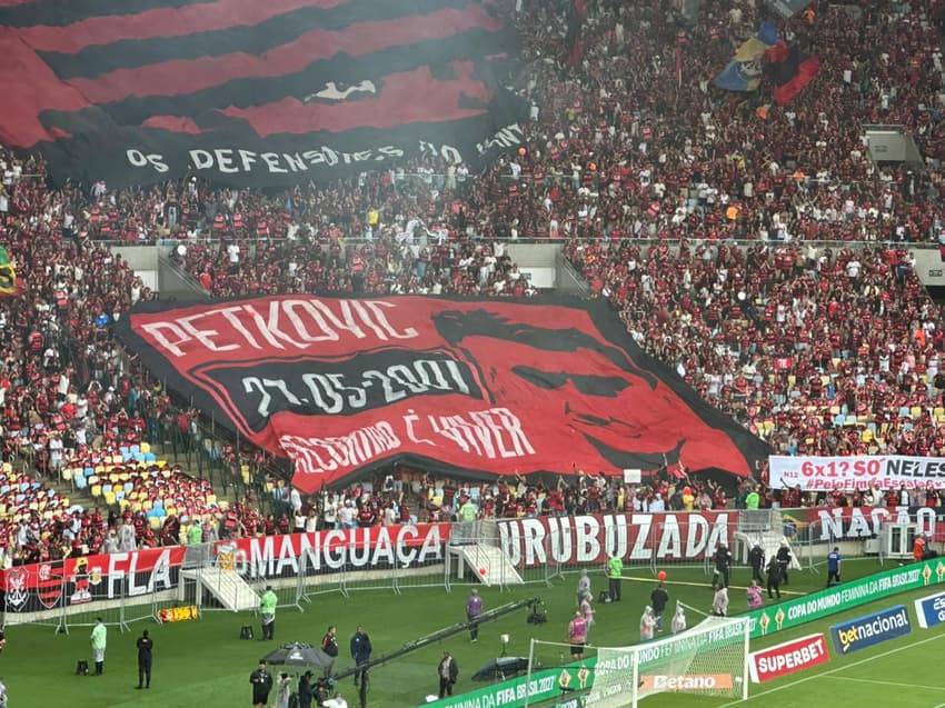 Bandeirão da torcida do Flamengo para clássico contra o Vasco no Maracanã (Foto: Lucas Bayer / Lance!)