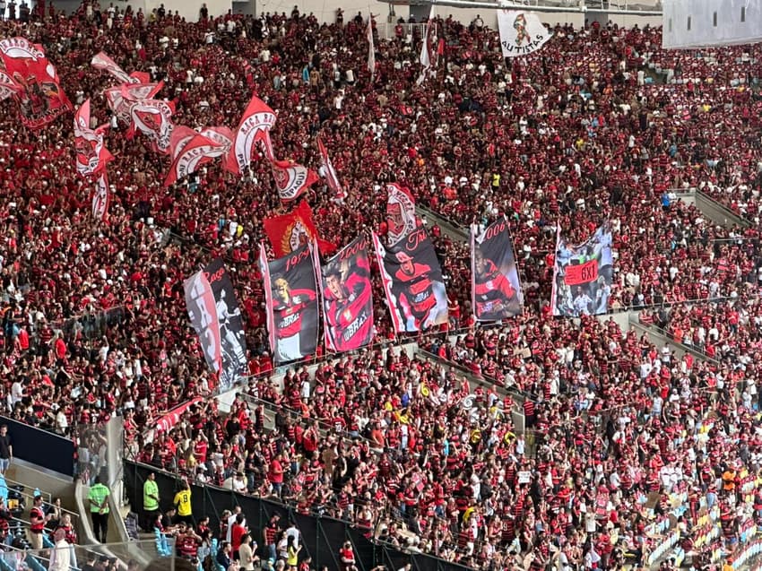 Bandeirões da torcida do Flamengo para clássico contra o Vasco no Maracanã (Foto: Lucas Bayer / Lance!)