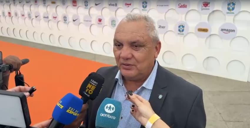 De terno, Branco dá entrevista no tapete vermelho