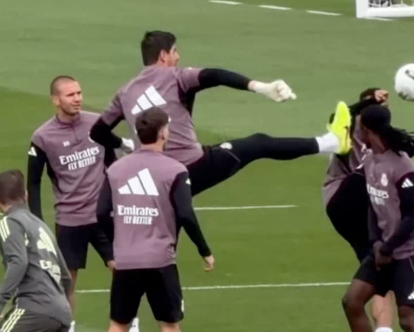 Courtouis brinca com Mbappé em treino do Real Madrid antes do El Clásico que pode decidir o título da La Liga (Foto: Reproducao / X)