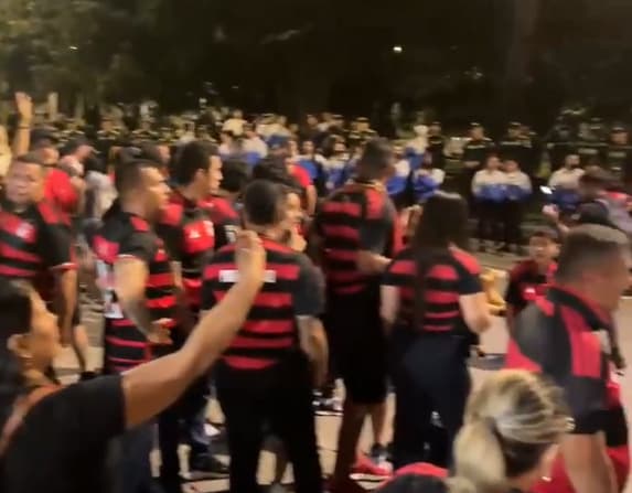 Torcedores do Flamengo no lado de fora do estádio (Foto: Reprodução)