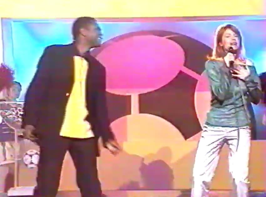 Youssou N'Dour e Axelle Red em cerimônia de abertura da Copa de 1998 (Foto: Reprodução)