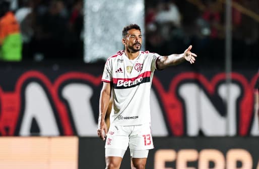 Danilo em campo contra o Vitória (Foto: Gilvan de Souza/Flamengo)
