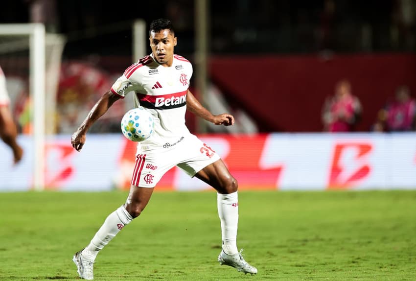 Alex Sandro em campo na última quinta-feira (Foto: Gilvan de Souza/Flamengo)