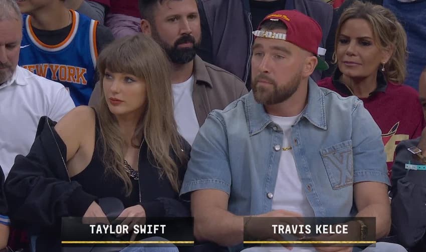 Taylor Swift e Travis Kelce acompanhando a partida em Cleveland (Foto: Reprodução)