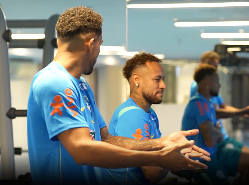 Neymar faz exercícios na academia do CT da Seleção Brasileira (Foto: Reprodução)