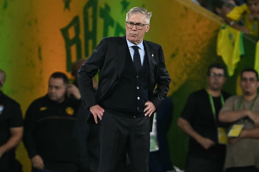 Carlo Ancelotti com as mãos na cintura durante o amistoso entre Brasil e Panamá, no Maracanã