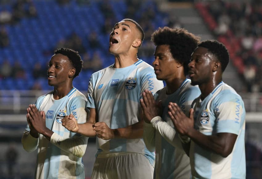 Carlos Vinícius marca gol do Grêmio na Sul-Americana (Foto: Juan Mabromata/AFP)