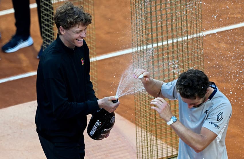 Casper Ruud e Jannik Sinner na premiação do ATP de Roma (Foto: Tiziana FABI / AFP)