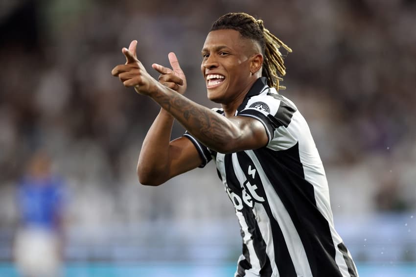 Danilo, do Botafogo, comemora um de seus dois gols em goleada sobre o Cruzeiro pelo Brasileirão (Foto: Vitor Silva / Botafogo)