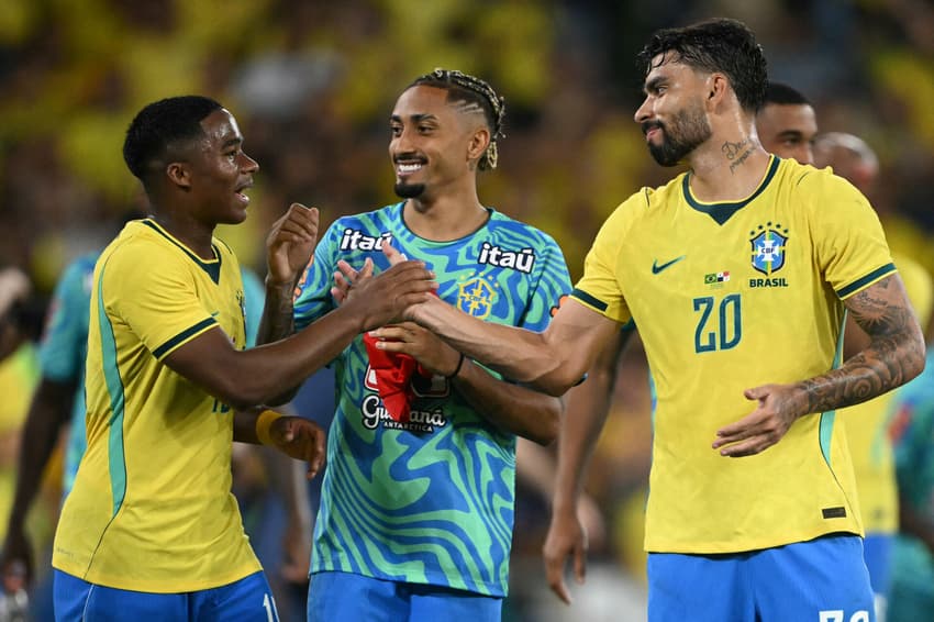 Endrick, Raphinha e Lucas Paquetá conversam após o fim do jogo amistoso entre Brasil e Panamá