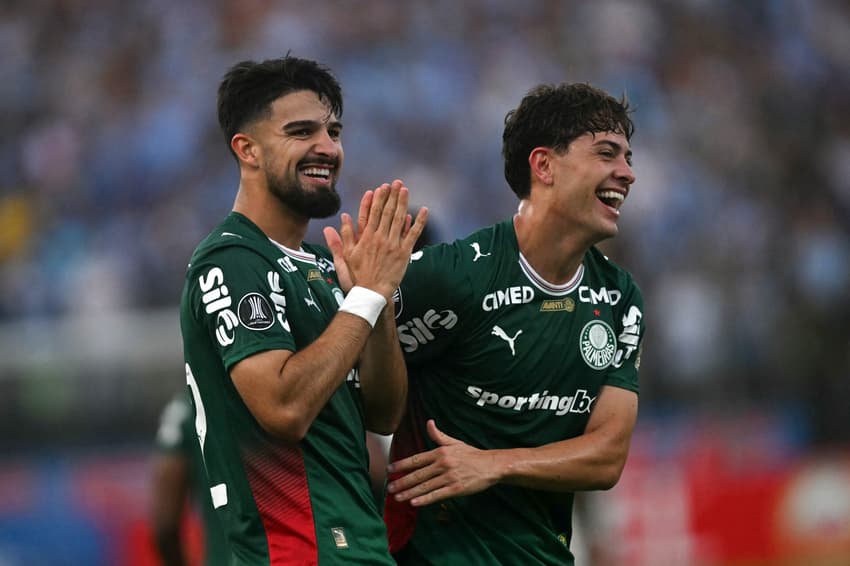 Flaco López e Giay dão risada em jogo do Palmeiras; dupla está na pré-lista da Argentina (Foto: Ernesto Benavides / AFP)