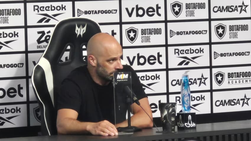 Franclim Carvalho ouve pergunta de jornalista durante coletiva do Botafogo