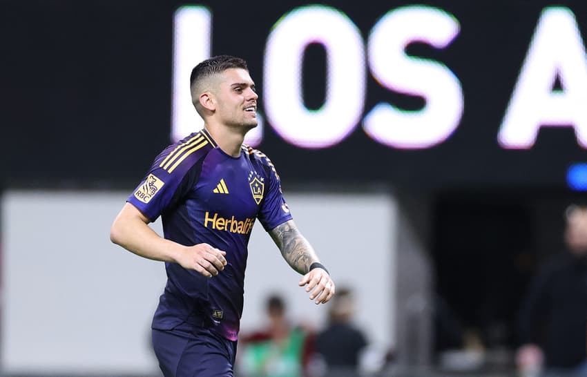 Gabriel Pec em ação pelo LA Galaxy (Foto: Kevin C. Cox/AFP)