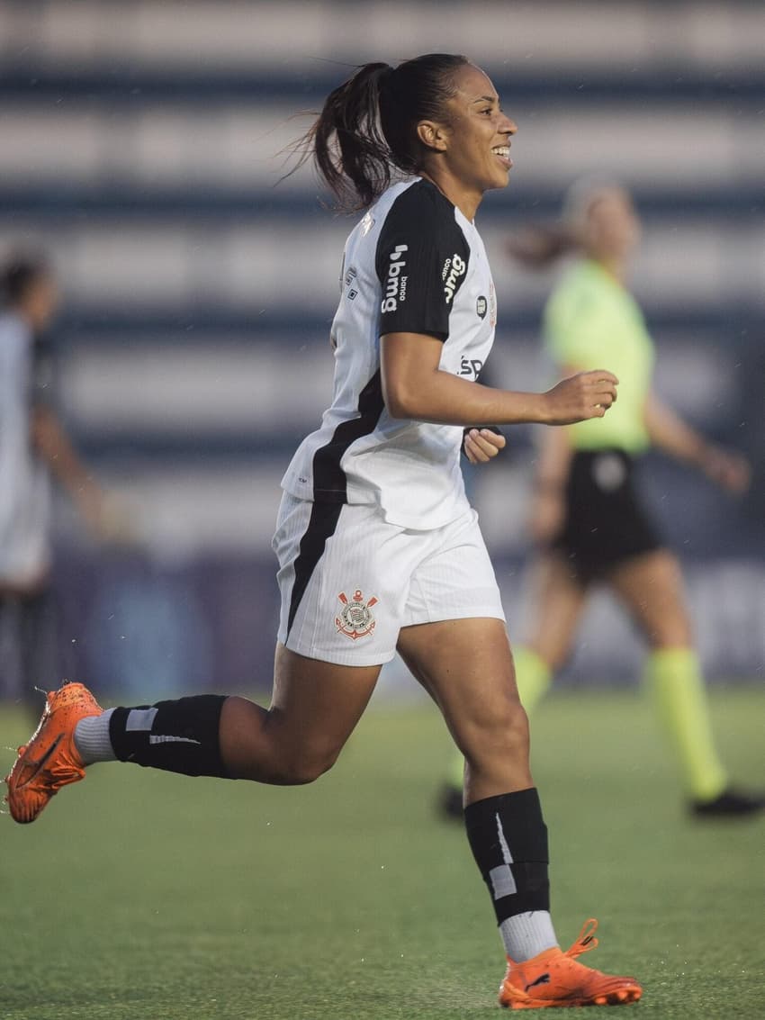 Zagueira Thaís Ferreira abriu o placar em Corinthians x Grêmio. (Foto: Victor Lannes)