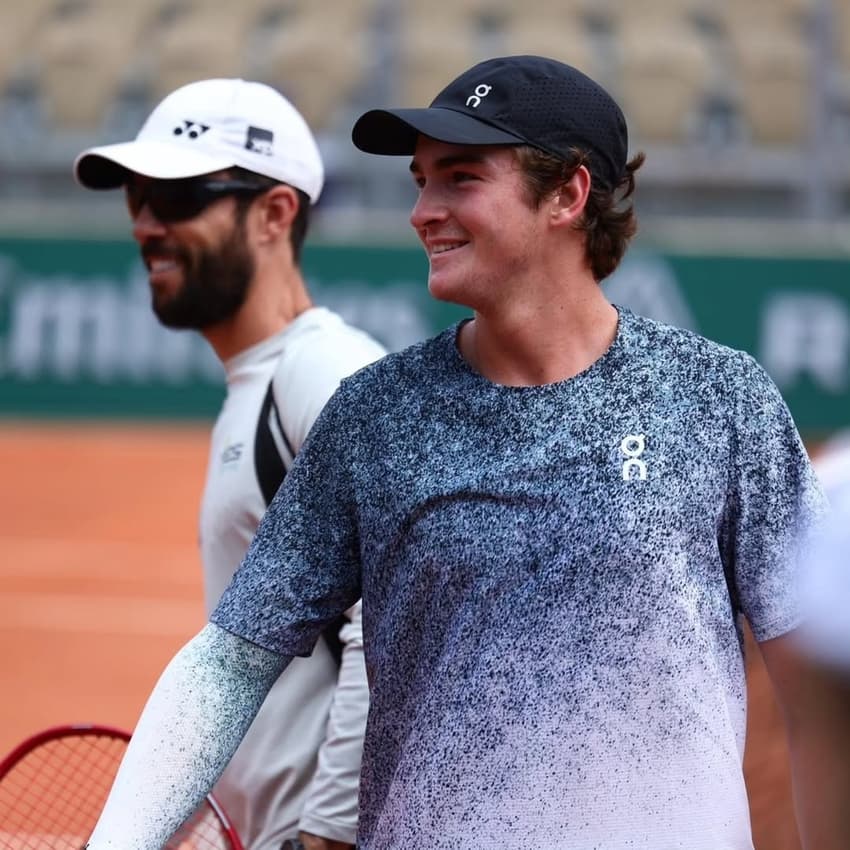 João Fonseca e seu técnico, Guilherme Teixeira, em Roland Garros (Foto: Reprodução)