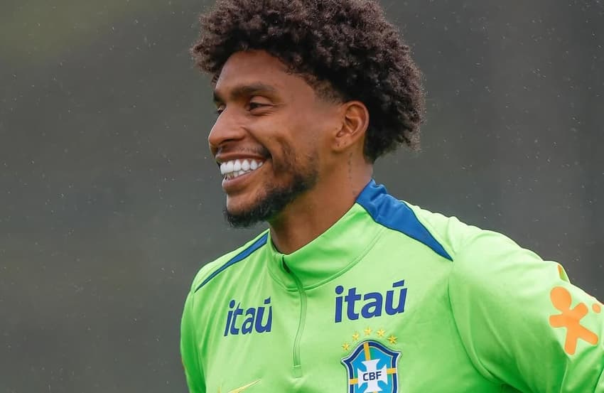 Hugo Souza com a camisa da Seleção Brasileira (Foto: Reprodução/Instagram)