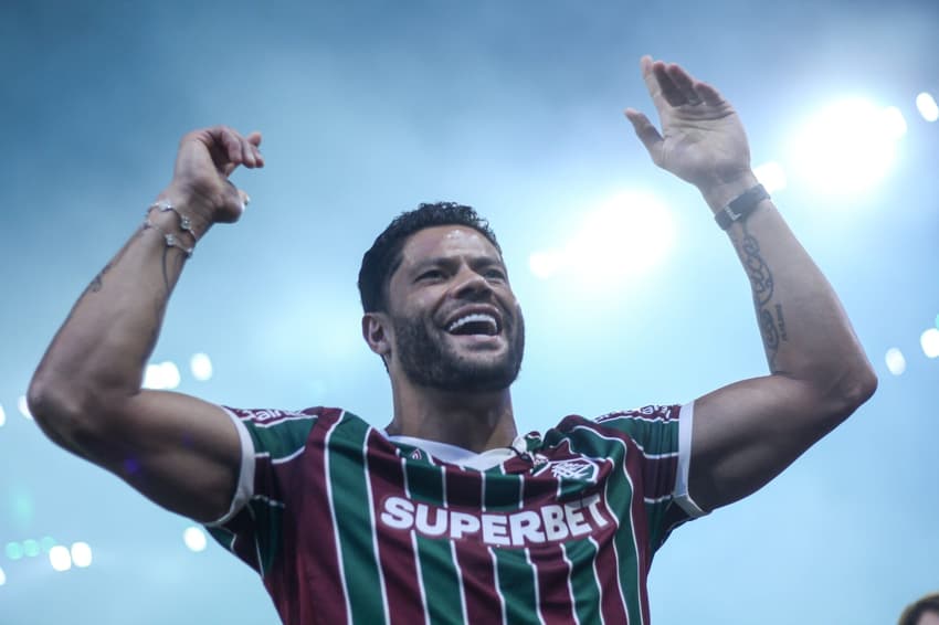 Hulk celebra torcedores do Fluminense me apresentação no Maracanã (Foto: Leonardo Brasil / Fluminense FC)