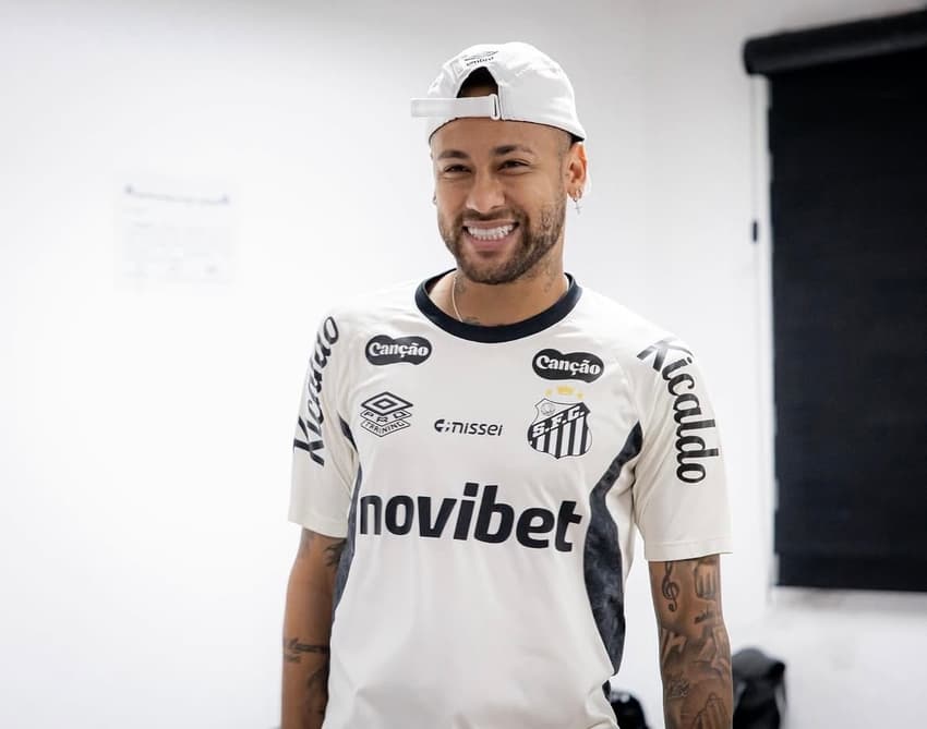 Neymar faz discurso no CT do Santos