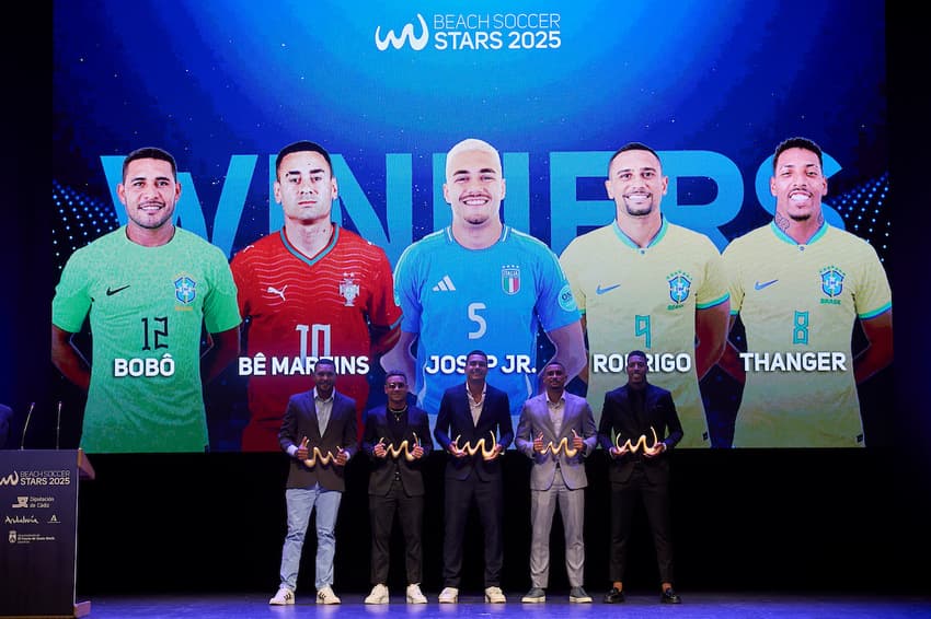 Brasileiros premiados no futebol de areia