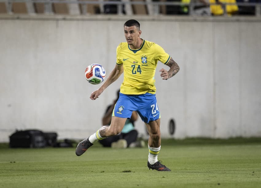 Ibañez domina a bola para o Brasil em amistoso contra a Croácia 
