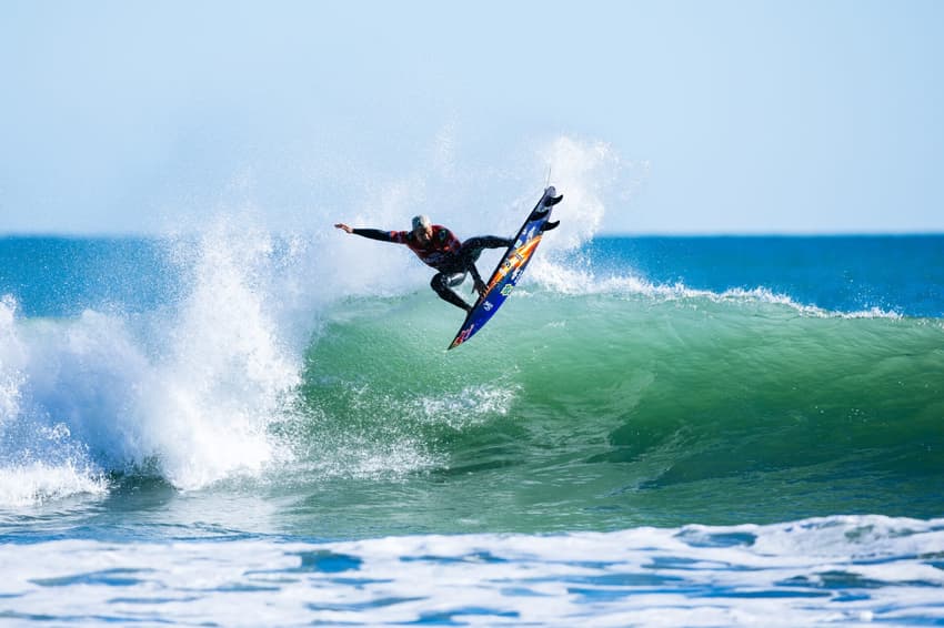 Ítalo Ferreira faz aéreos em Raglan, Nova Zelândia (Foto: Ed Sloane/World Surf League)