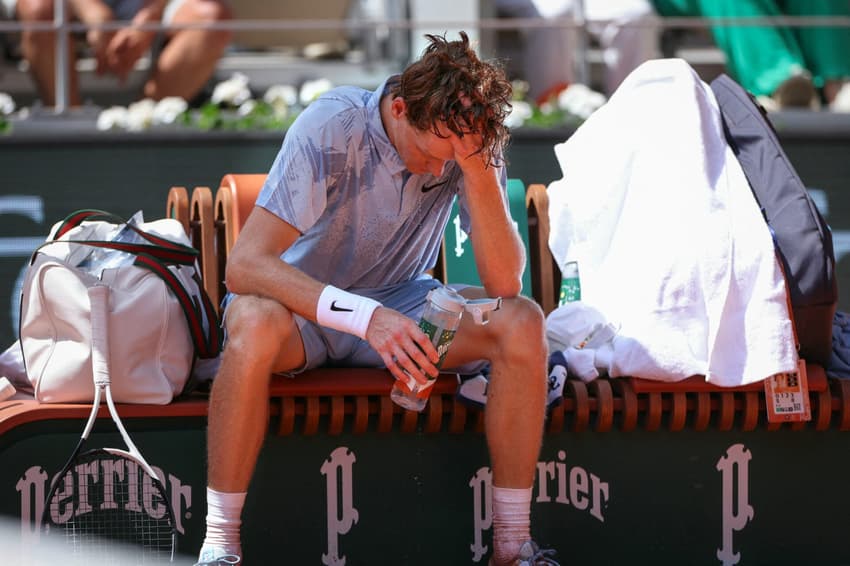 Jannik Sinner passa mal em partida contra Juan Manuel Cerúndolo em Roland Garros (Foto: ALAIN JOCARD / AFP)