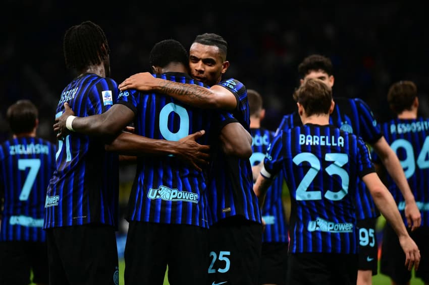 Jogadores da Inter de Milão comemoram gol de Thuram sobre o Parma, pelo Campeonato Italiano