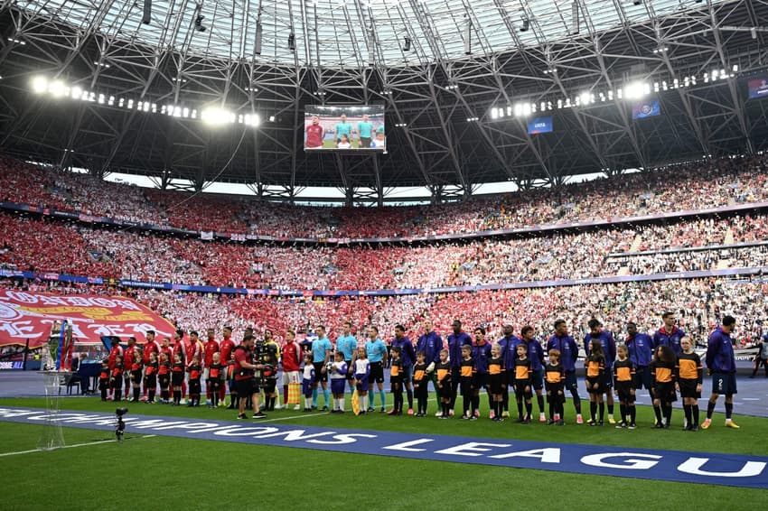 Jogadores de Arsenal e PSG perfilados antes da final da Champions League