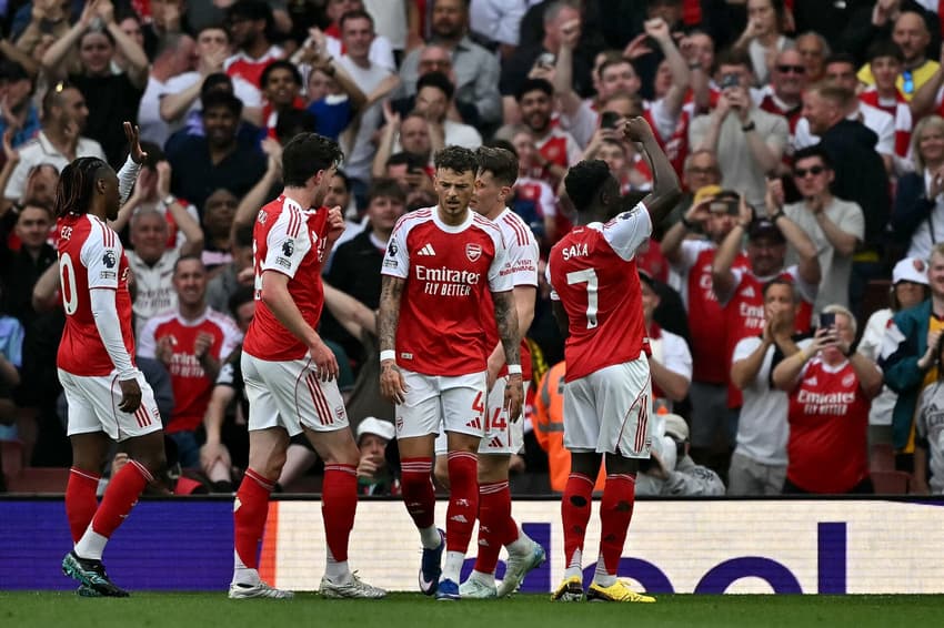 Jogadores do Arsenal comemoram gol de Saka sobre o Fulham, pela Premier League