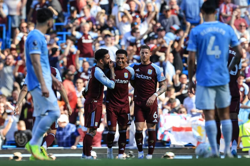 Jogadores do Aston Villa comemoram gol contra o Manchester City, em jogo pela Premier League
