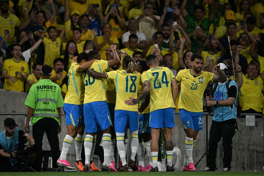 Jogadores do Brasil se arbaçam e comemoram gol de Igor Thiago sobre o Panamá.