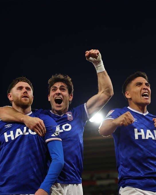 Jogadores do Ipswich Town comemorando na Championship (Foto: Reprodução/X)