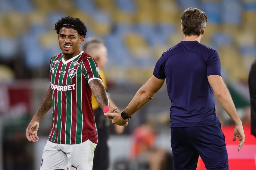 John Kennedy e Zubeldía se cumprimentam durante Fluminense x São Paulo (Foto: Marcelo Gonçalves / Fluminense FC)