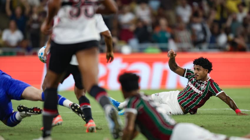 John Kennedy se estica para marcar primeiro gol do Fluminense contra o São Paulo (Foto: Marcelo Gonçalves / Fluminense FC)