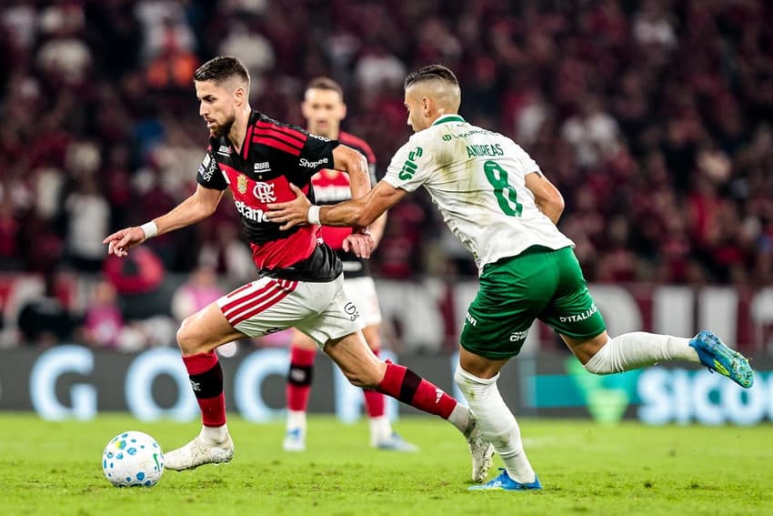 Jorginho é perseguido por Andreas Pereira enquanto conduz a bola em Flamengo x Palmeiras, pelo Brasileirão