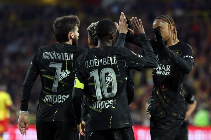 Kvaratskhelia é festejado pelos colegas de PSG ao abrir o placar contra o Lens