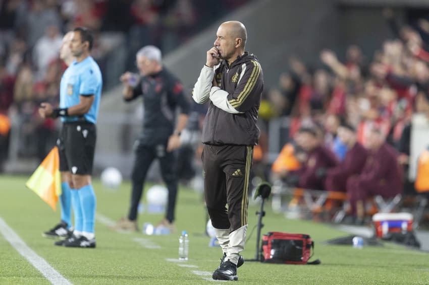 Leonardo jardim à beira do campo comandando o Flamengo