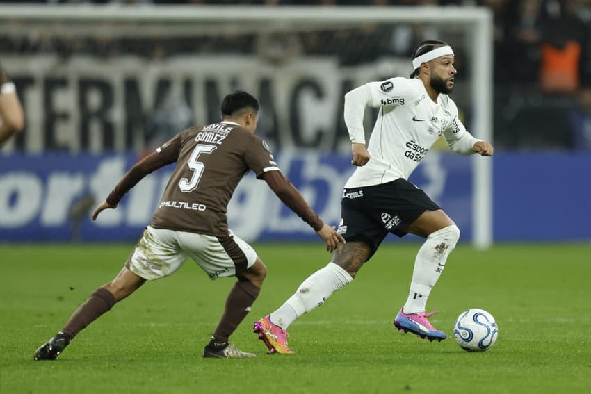 Memphis, do Corinthians, conduzindo a bola contra o Platense na Libertadores