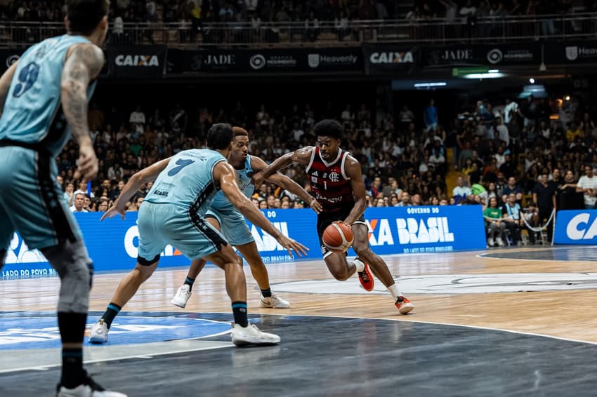 Gui Deodato, do Flamengo, encara a marcação do Brasília no jogo 4 das quartas de final do NBB 25/26 (Foto: Matheus Maranhão / CAIXA Brasília)